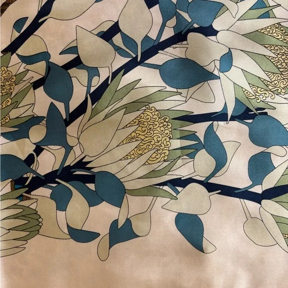 BRAND NEW Scarf in Floral Pattern - Picture 5 of 5